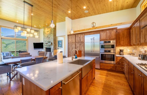 Silverthorne House | Luxury Retreat | Pool Table + Firepit | Mountain Views