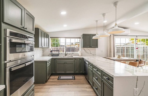 South Sundale House | Luxury suite w/private bath in Central Fremont