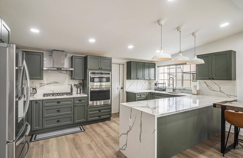 South Sundale House | Luxury suite w/private bath in Central Fremont