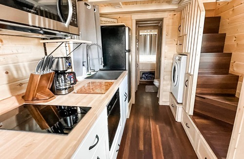 Montrose Cabin | Luxury Tiny Home/Base Camp to Ouray, Telluride/3 Queen beds/Washer & Dryer/Smart TV/Hot Tub Access/Patio w/Mountain Views/Fire Pit/11 mi to Airport