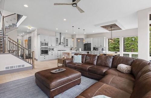 Baldy Mountain House | Luxury|Views|Hot Tub|Free Bus Route