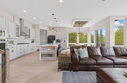 Baldy Mountain House | Luxury|Views|Hot Tub|Free Bus Route