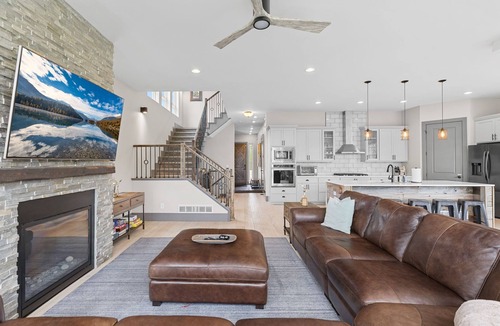 Baldy Mountain House | Luxury|Views|Hot Tub|Free Bus Route