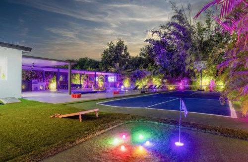 Golden Glades House | Luxury Villa Solara w Heated Pool Hot Tub BBQ