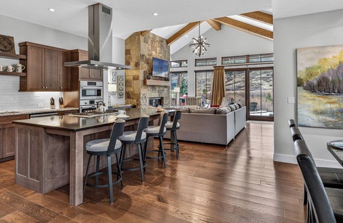 Fairmount On The River House | Luxury W/Mountain Views + Hot Tub + Ski Shuttle - River Song at the Shores
