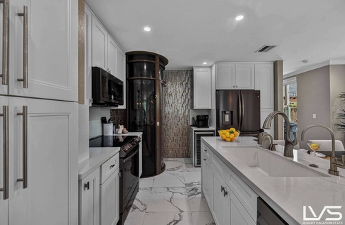 Downtown Fort Lauderdale House | LVS Aurea Walk to Las Olas, Heated Pool, Spacious 9-Bed