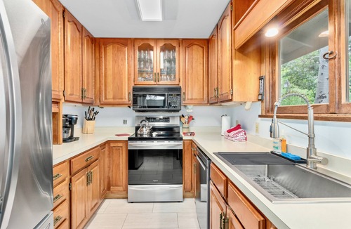 Windcliff Estates House | Macmillan Dog-friendly Vacation At Windcliff 4 Bedroom Home by RedAwning