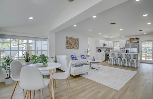 Citrus Isles House | Madrina's Cozy 3BR-1BA Spacious Backyard
