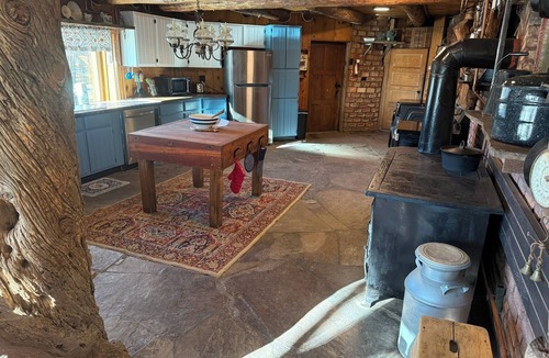 Mancos Cabin | Magical 3-bedroom cabin in tranquil Mancos with WiFi