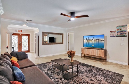 South Lake Villa | Magnificent Villa By The Lake Near Hollywood Beach & Boardwalk