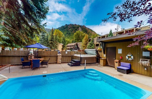 West End Apartment | Main Street room - hot tub & pool - walk to lifts, dog-friendly, balcony