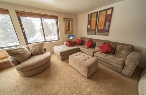 Lakeside Village House | Mall 1421 by SummitCove Lodging