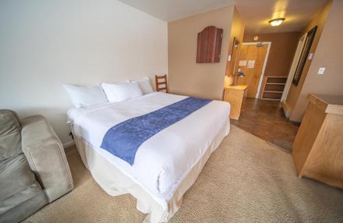 Lakeside Village House | Mall 1421 by SummitCove Lodging