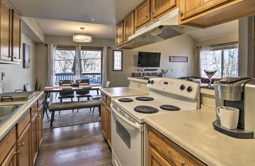 Manitou Springs Condo | Manitou Springs Escape w/A/C & Private Deck!
