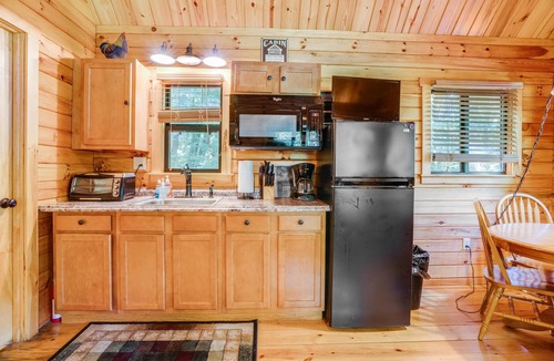 Pocono Lake Cabin | Maple Leaf Charming log cabin in the woods UPGRADED WITH FIBER OPTIC INTERNET