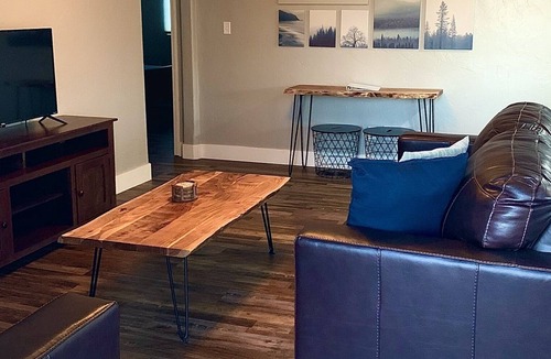 Fruitvale House | Market Way, The Place to Stay! 5 bedrooms, 2 living rooms & pet friendly!
