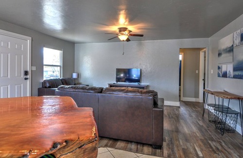 Fruitvale House | Market Way, The Place to Stay! 5 bedrooms, 2 living rooms & pet friendly!