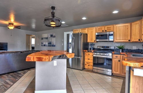 Fruitvale House | Market Way, The Place to Stay! 5 bedrooms, 2 living rooms & pet friendly!