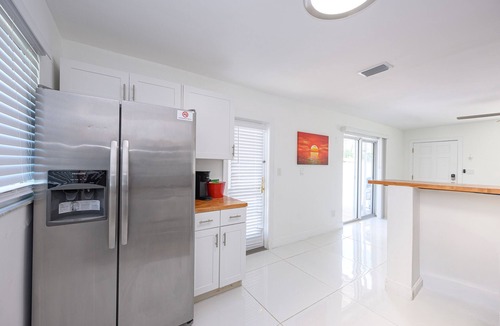 Dania Beach Apartment | Marvelous 2-bedroom apartment with AC in Dania Beach