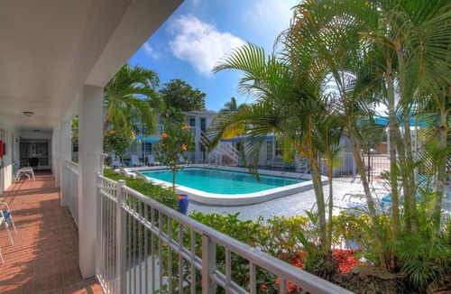 Hollywood Hills Hotel | May-Dee Suites in Florida