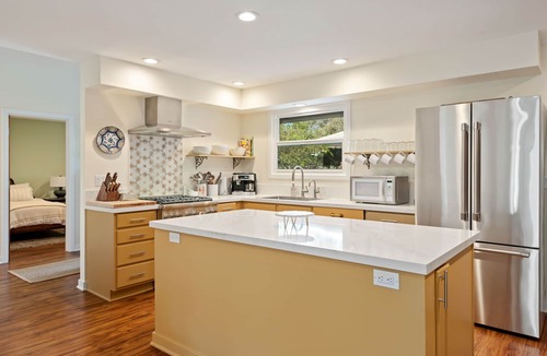 The Mesa House | Mesa Sanctuary: Luxurious Retreat with Hot Tub, Near Beaches and Shops