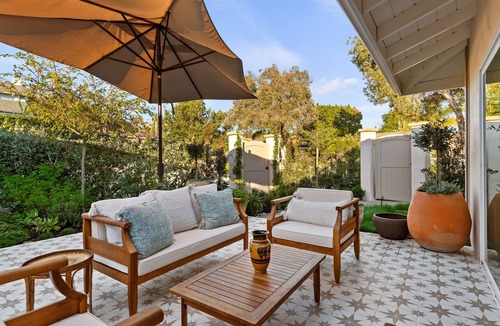 The Mesa House | Mesa Sanctuary: Luxurious Retreat with Hot Tub, Near Beaches and Shops