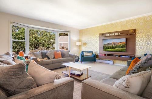 Westcliff and Cambridge House | Mid-Century Mod - 7 BR Sleeps 22 - Hot Tub & Game Room