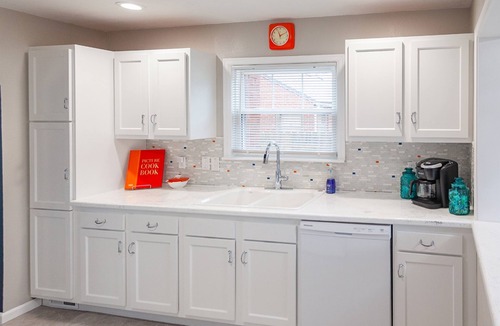 Bowling Green House | Mid-Mod Retreat | Private Hot Tub + Fenced Yard