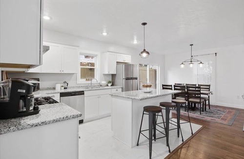 Pittsburgh House | Mins to Stadiums - Fenced Yard - Fire Pit
