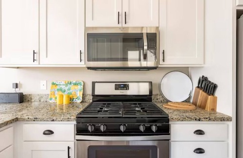 Atascadero House | Minutes to downtown & wineries. private yard, bocci court, BBQ