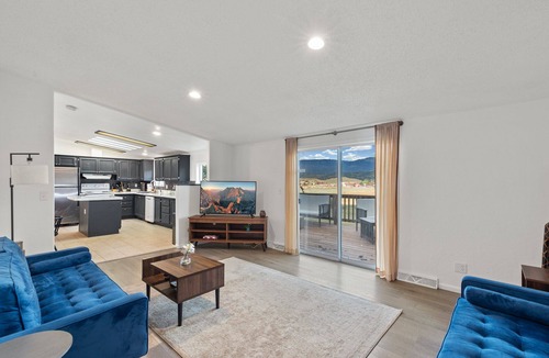 Ridgway House | Minutes to Hot Springs | Hot Tub | Stunning Mountain Views