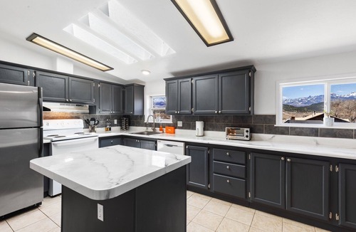 Ridgway House | Minutes to Hot Springs | Hot Tub | Stunning Mountain Views