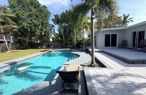 Lake Ridge House | Modern 2/2 Pool Home: 5 Min to Beach & Galleria – Pets Welcome!