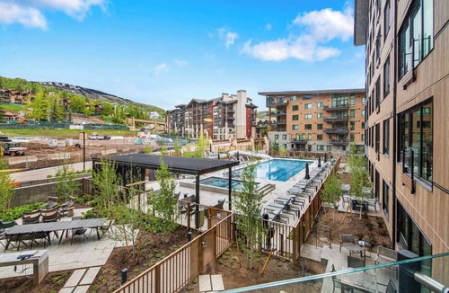 Snowmass Village Condo | Modern 2 bedroom 2 bathroom Ski In&Ski Out 07