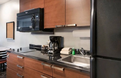Gleneagle House | Modern 2 Pet-Friendly Rooms w/Full Kitchen near Pikes Peak