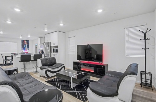 Commerce City House | Modern 2BR 2BA Townhome 15 Min to DEN
