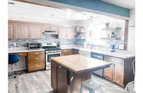 Atascadero House | Modern 3 Bedroom Home Spacious Front Porch