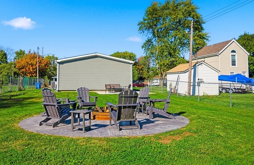 Port Clinton House | Modern 3BR Home — King Suite, Fire Pit, 5 Min to Lake Erie Beach