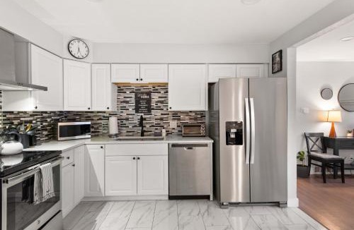 Lamar Heights Area House | Modern 4BR Retreat Private Yard - 10 Min to DEN