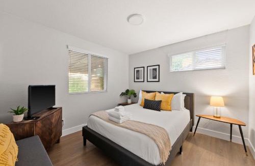 Lamar Heights Area House | Modern 4BR Retreat Private Yard - 10 Min to DEN