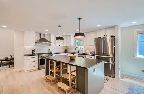 Lafayette House | Modern 5-bedroom near Downtown Shops and Restaurants and Bus Service to Boulder