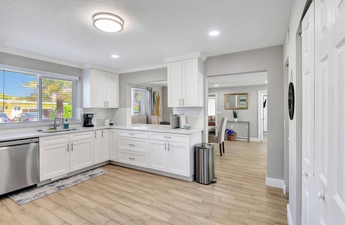 Delray Beach House | Modern and Updated Delray Beach Escape Sleeps 10!
