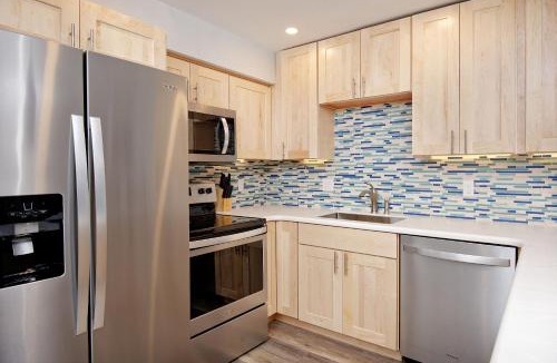 Aspen Apartment | Modern Aspen Condo Private Deck with Koch Park Views - 2E