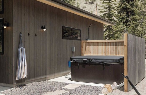Grant Cabin | Modern Cabin Stay, Hike, Bike Base, GuanellaPass