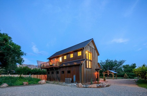 Palisade Cottage | Modern Carriage House in Colorado's wine country