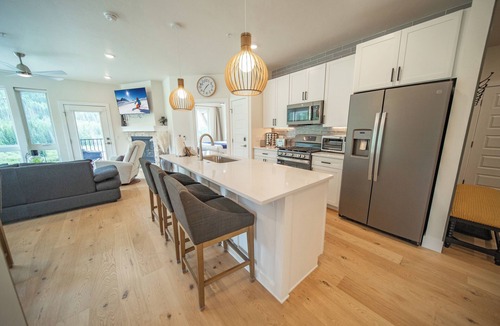 Lakeside Village Condo | Modern Condo | Lake, Views & Balconies