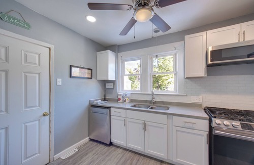 Highland Square House | Modern & Convenient! Group Stay in Highland Square