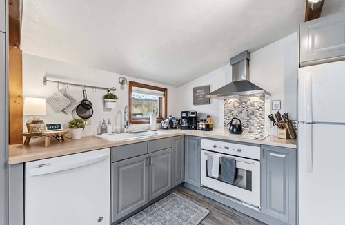 Historic District Cottage | Modern Cottage🏡3 Blocks to Main🚠4 minutes to Gondola♨️Hot Tub🐶Pets🤑$0 Cleaning fee