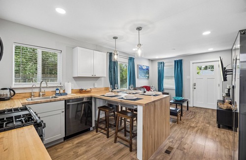 North Aurora House | Modern Cottage near Hospital