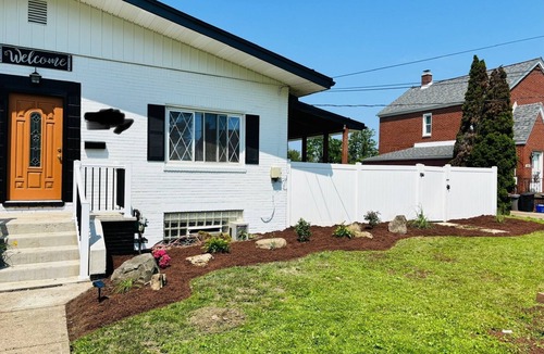 West Mifflin House | Modern Cozy Home with Pool